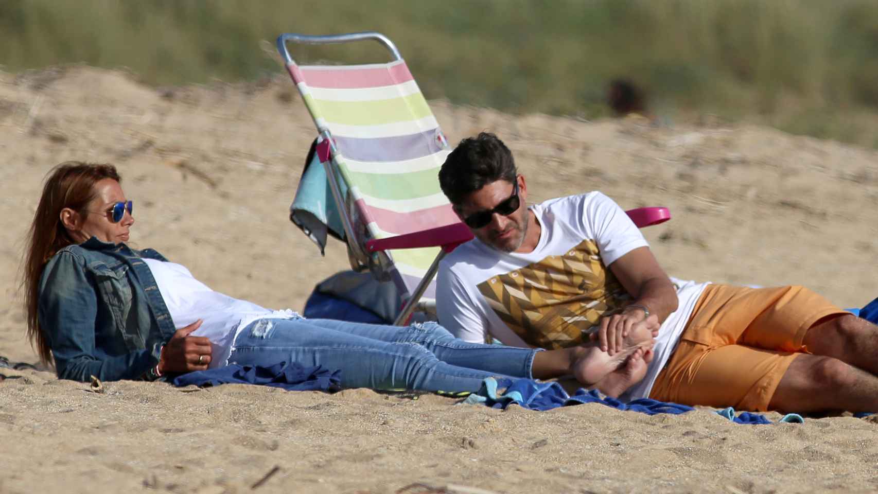 Toño Sanchís y su mujer Lorena en una playa de Cádiz.