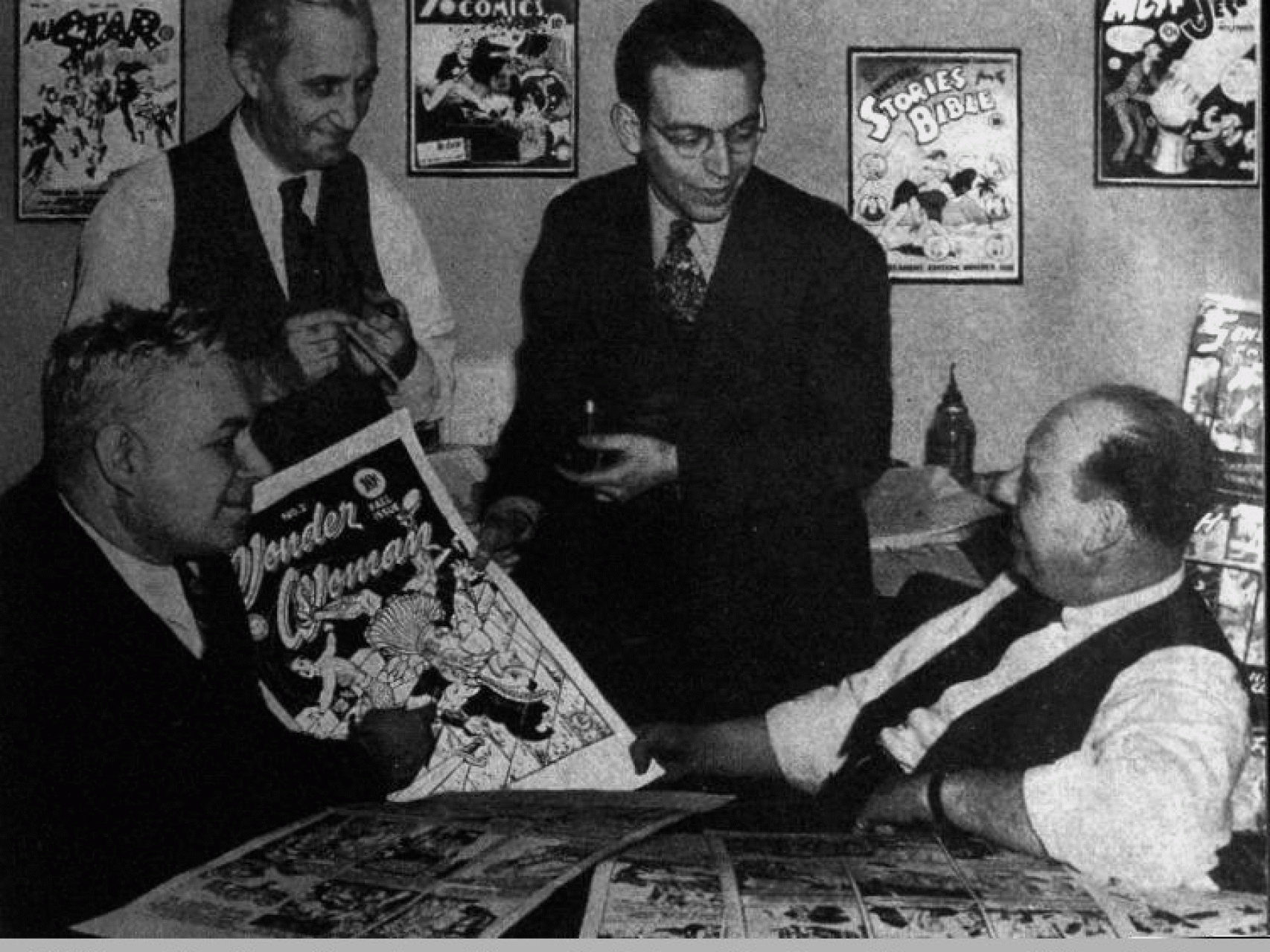 Moulton sostiene su ejemplar de Wonder Woman.