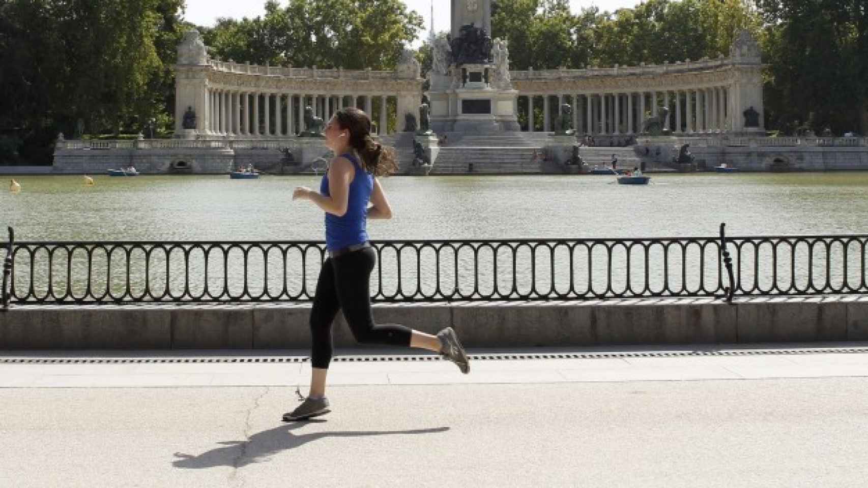 Una mujer corre por el parque del Retiro.