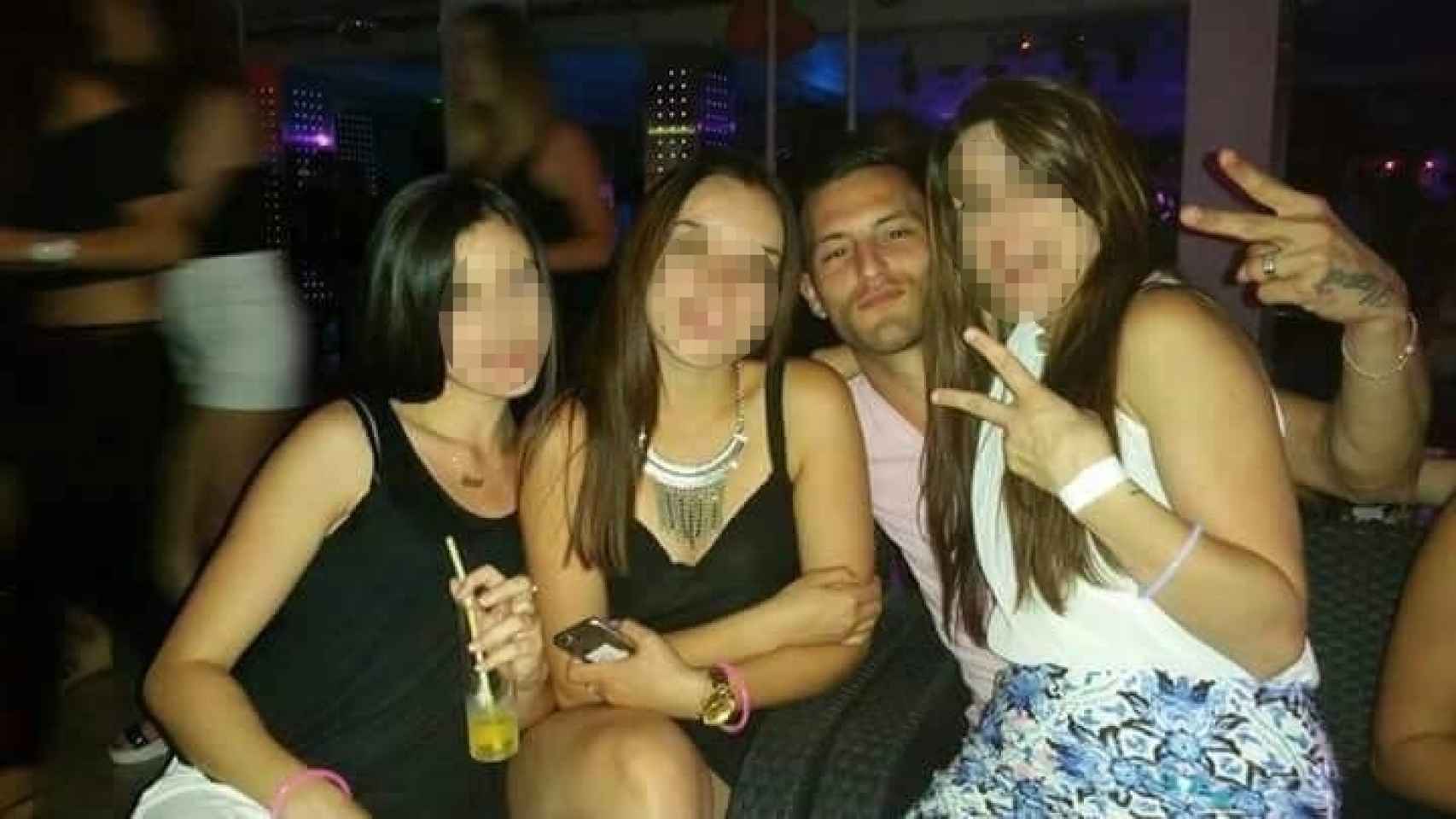 Samuel, en un local de Francia, junto a su novia, Andrea (derecha) y dos amigas más.