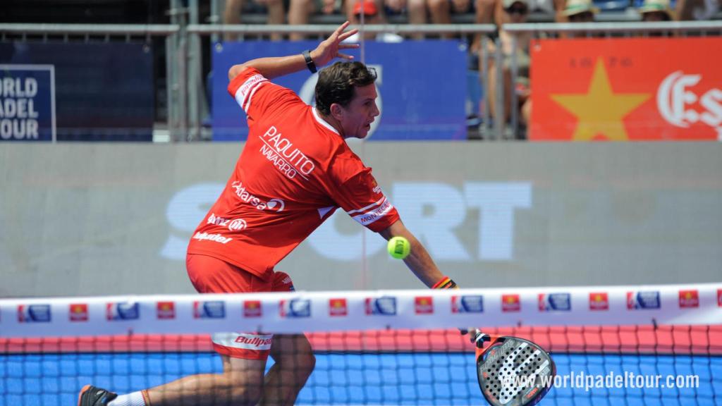 Paquito Navarro intenta alcanzar la pelota.