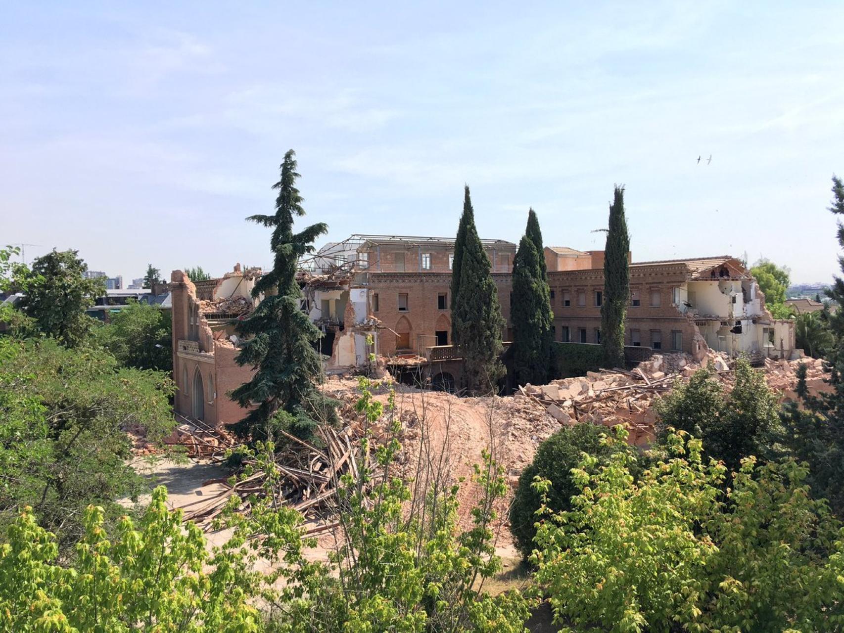 Estado en el que ha quedado el convento tras varias horas de derribo antes de ser paralizado.