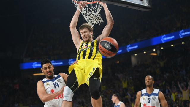 Vesely machaca ante Ayón en la última Final Four.