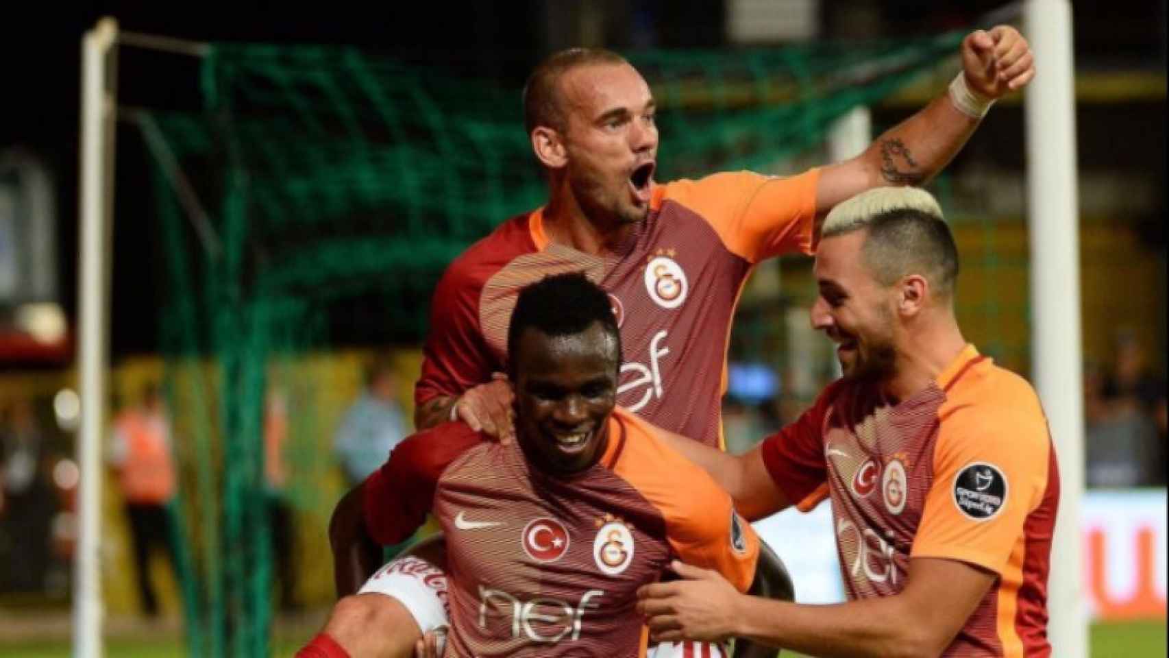 Sneijder celebrando un gol con el Galatasaray. Foto: @sneijder101010