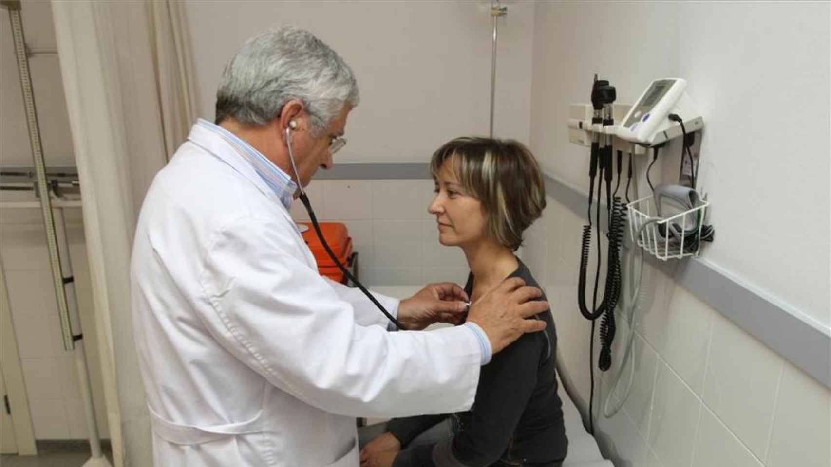 Un médico atiende a una mujer en una consulta de Atención Primaria, en una imagen de archivo.