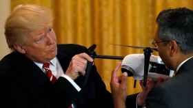 Trump observa un dron durante una reunión con tecnológicas en la Casa Blanca