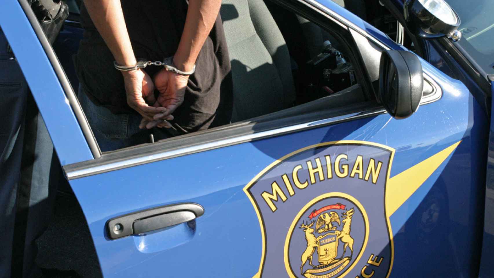 Un sospechoso arrestado por la Policía de Michigan.