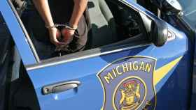 Un sospechoso arrestado por la Policía de Michigan.