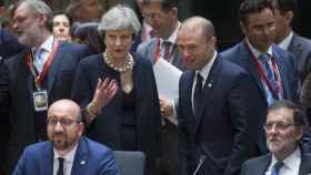 Rajoy y May, junto con los primeros ministros de Bélgica y Malta en la cumbre de Bruselas