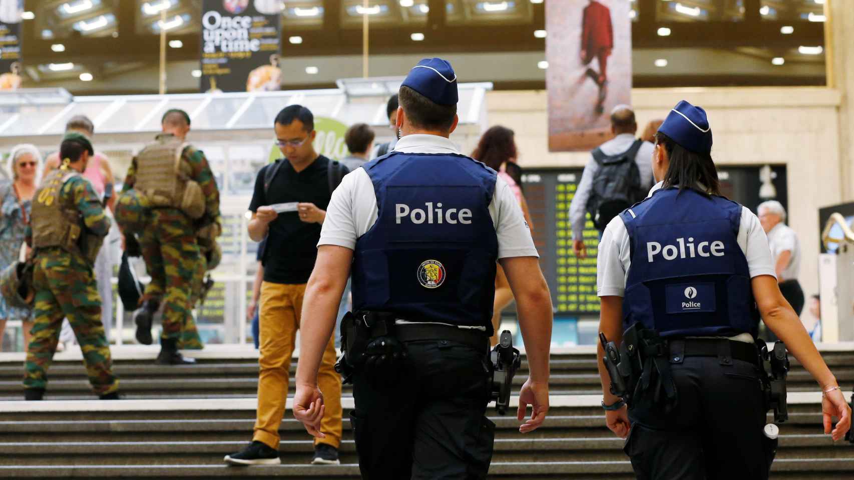 Agentes de Policía patrullan la Estación Central de Bruselas