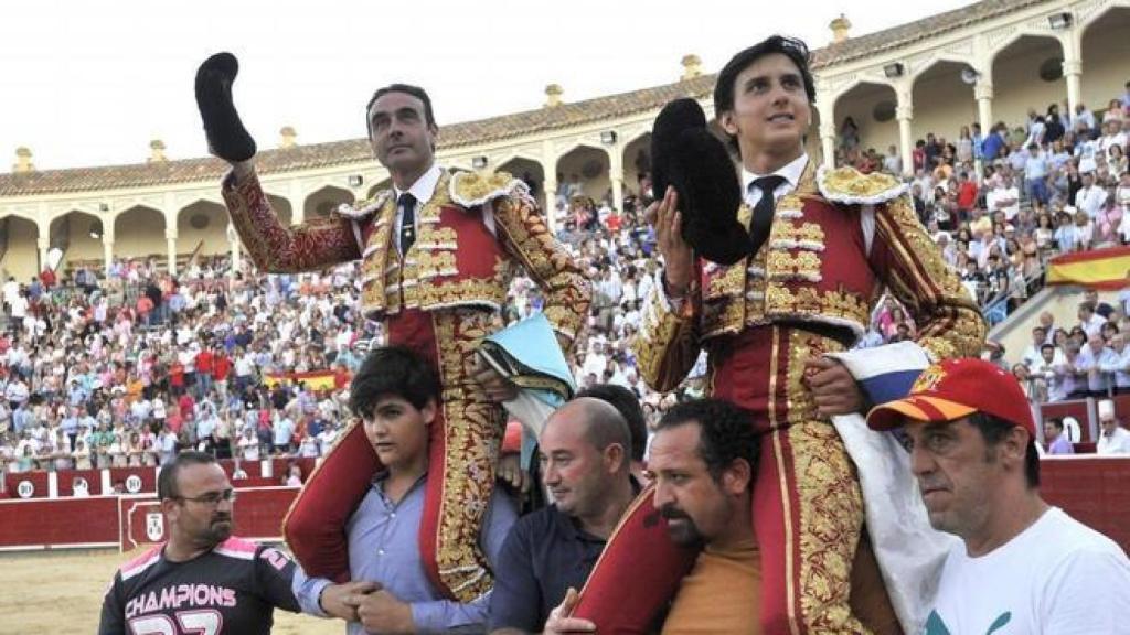 Ponce y Roca Rey, a hombros por la puerta grande tras la corrida de toros de ASPRONA