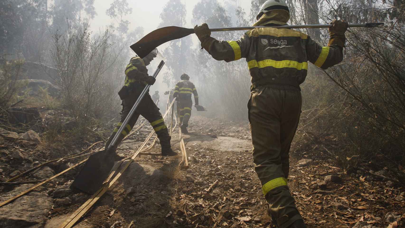 Los bomberos todos los días del verano contra el fuego en Galicia.