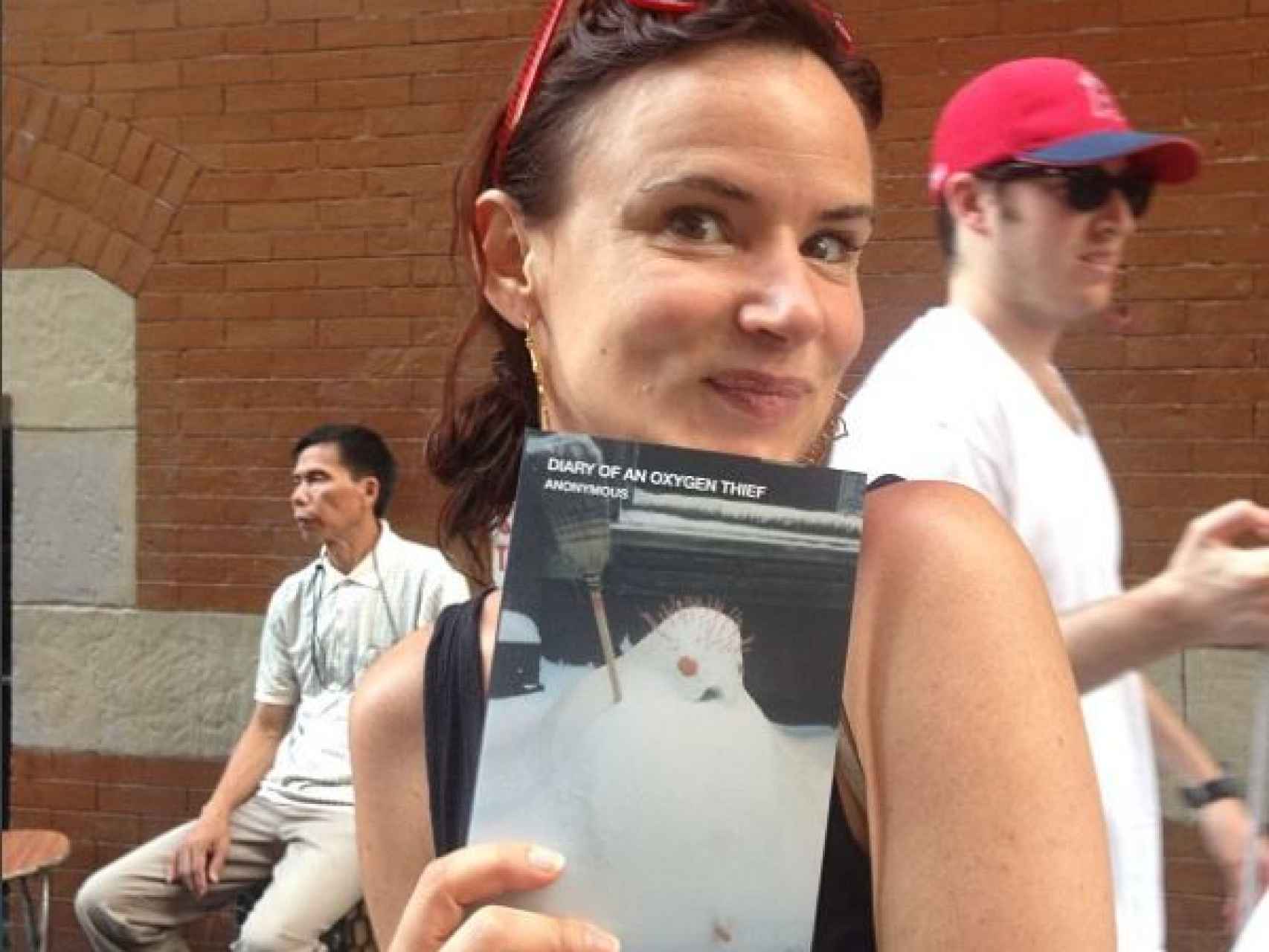 La actriz Juliette Lewis también posó con el libro.