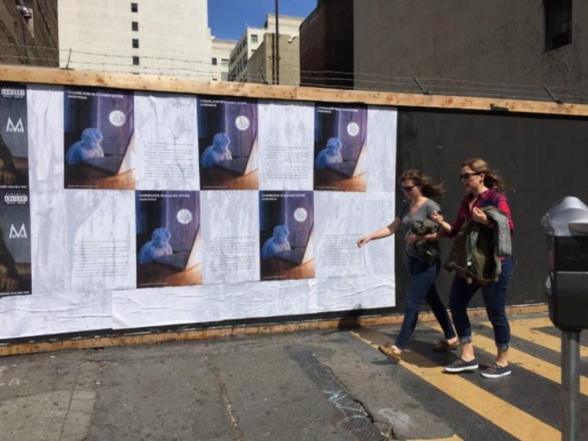 Pegada de carteles en Nueva York del autor anónimo del libro.