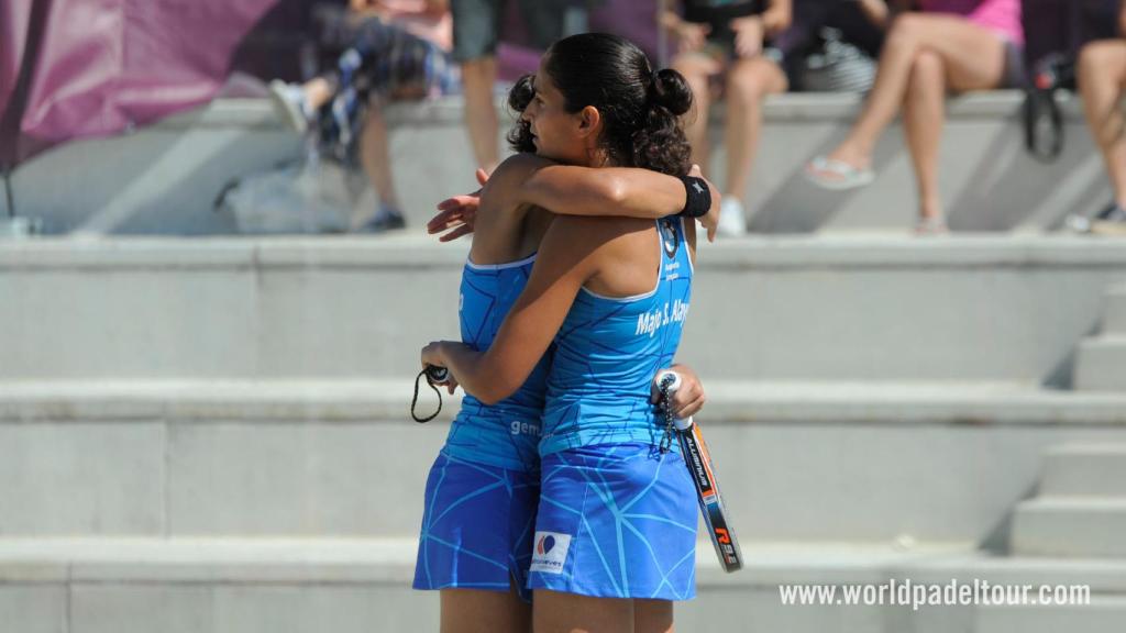 Las gemelas Sánchez Alayeto celebran su victoria.