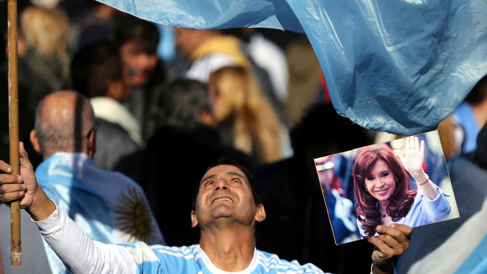 Uno de los seguidores de Kirchner, durante el discurso en las afueras de Buenos Aires