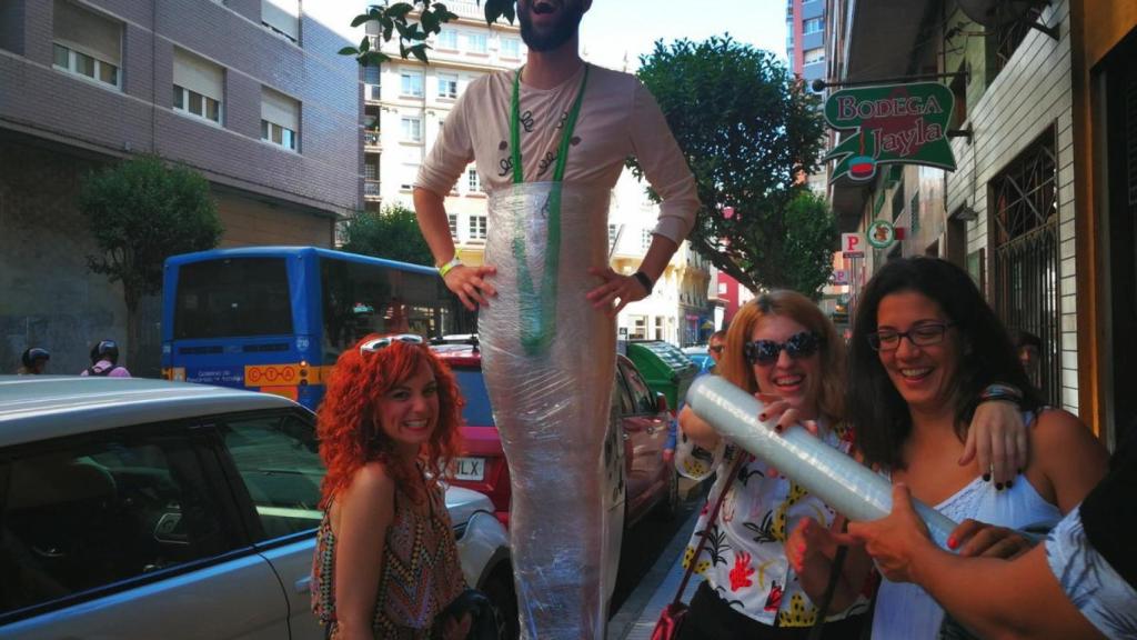 El chico colgado en un árbol el fin de semana pasado.