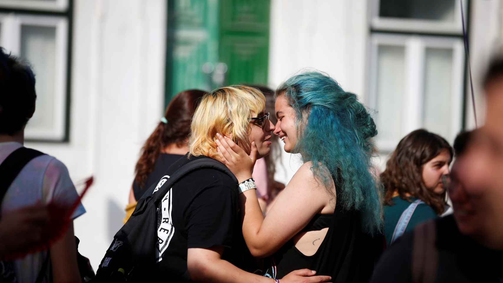 Una pareja se besa durante la celebración del Orgullo Gay en Lisboa