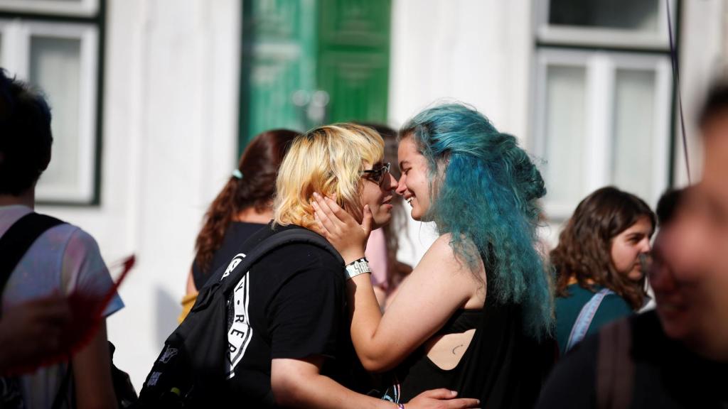 Una pareja se besa durante la celebración del Orgullo Gay en Lisboa