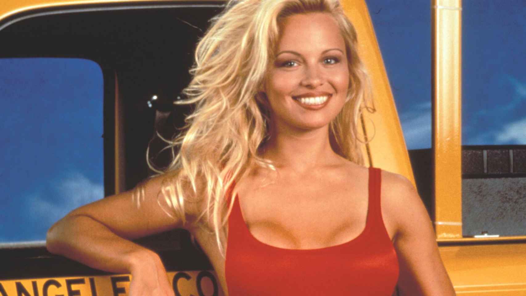Pamela Anderson caracterizada de vigilante de la playa.