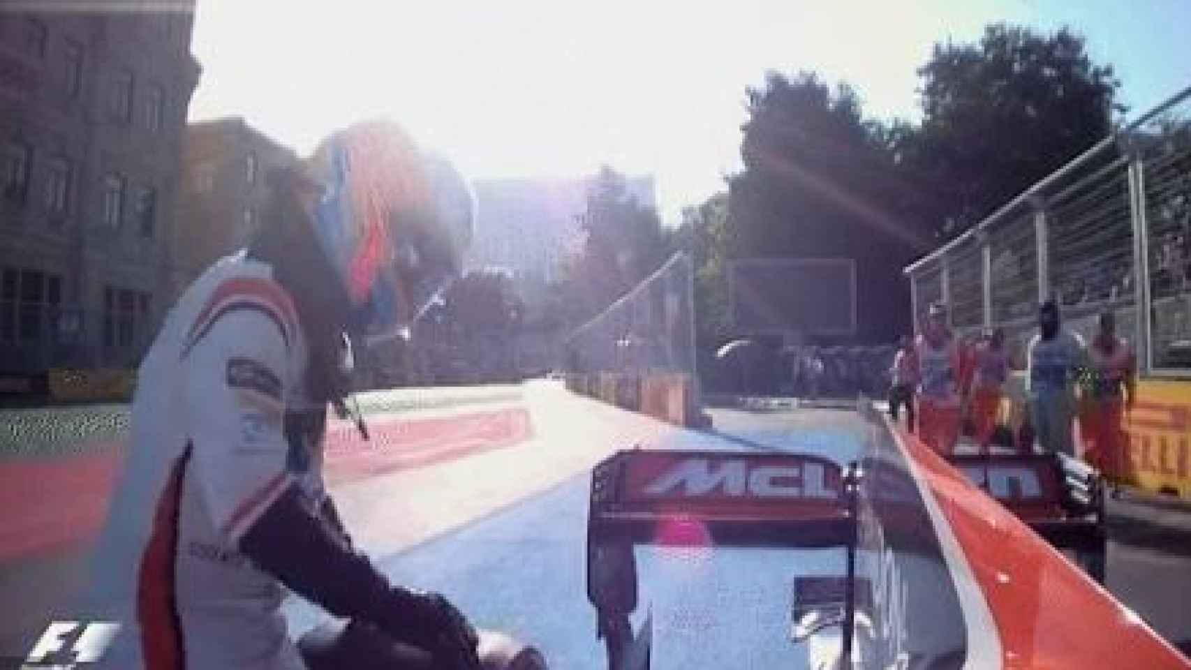Alonso frenando el McLaren con sus pies.