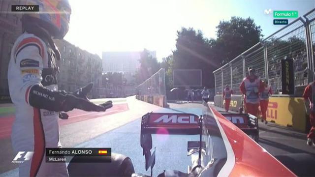 Fernando Alonso, tras la avería del McLaren.