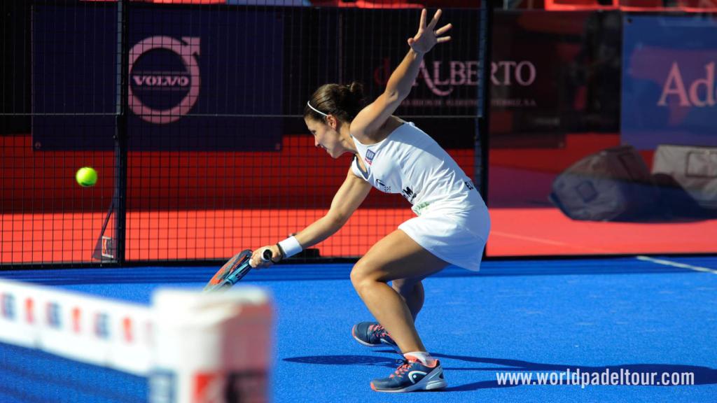 Eli Amatriaín intenta alcanzar la pelota.