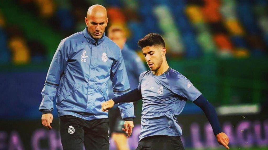 Asensio entrena bajo la mirada de Zidane. Foto: Twitter (@marcoasensio10)