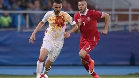 Borja Mayoral se marcha de un jugador de Serbia. Foto: uefa.com