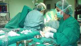 Profesionales sanitarios durante una operación