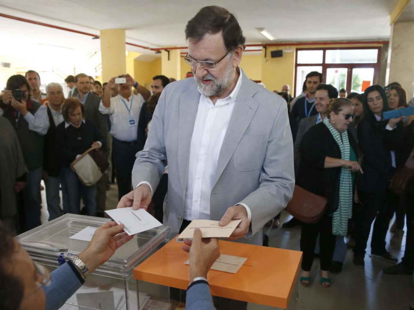 Rajoy vota en las pasadas elecciones municipales de 2015.