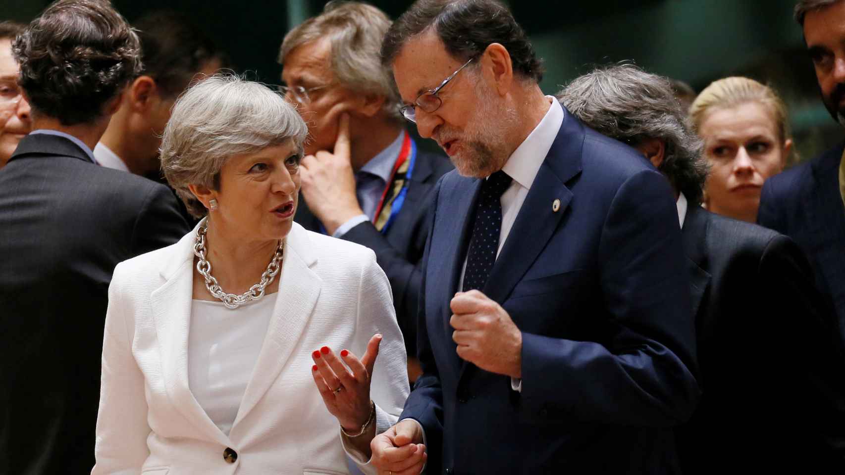 May conversa con Rajoy en el segundo día de la cumbre de la UE