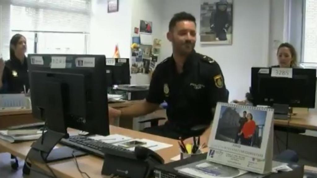 Tres miembros de la Policía bailando a ritmo de 'Despacito'.