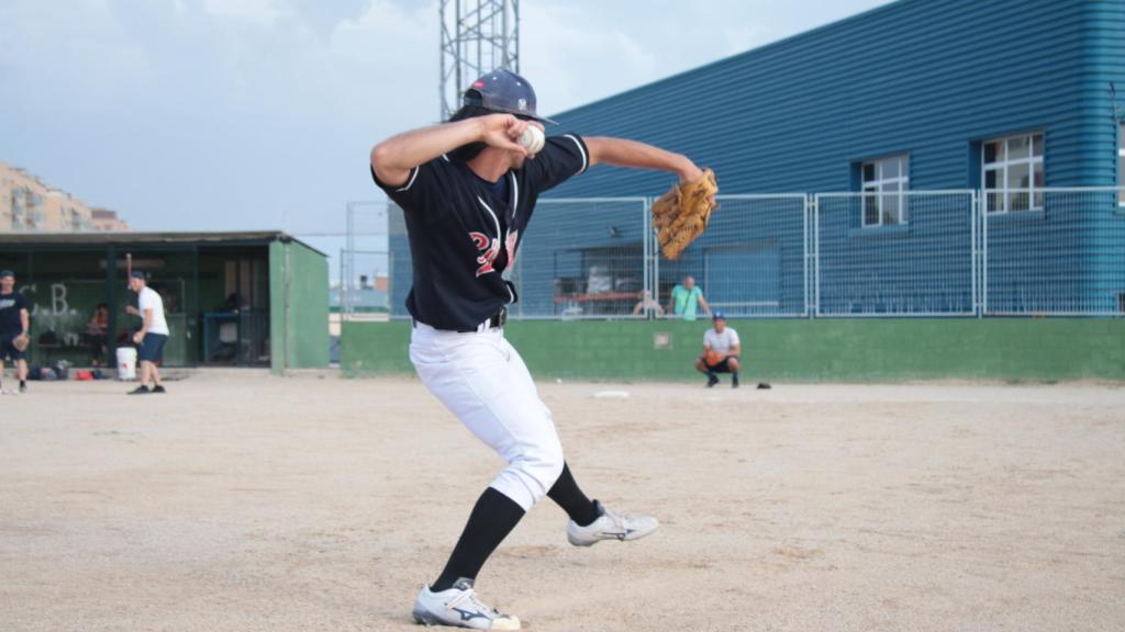 Take, que juega de pitcher, lanza la bola durante un entrenamiento.