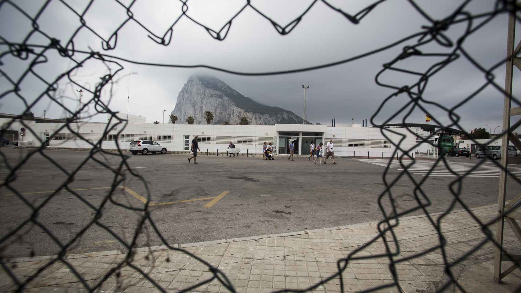 Los contrabandistas de tabaco sacan decenas de cajas a través de la frontera  que separa Gibraltar de La Línea de la Concepción.