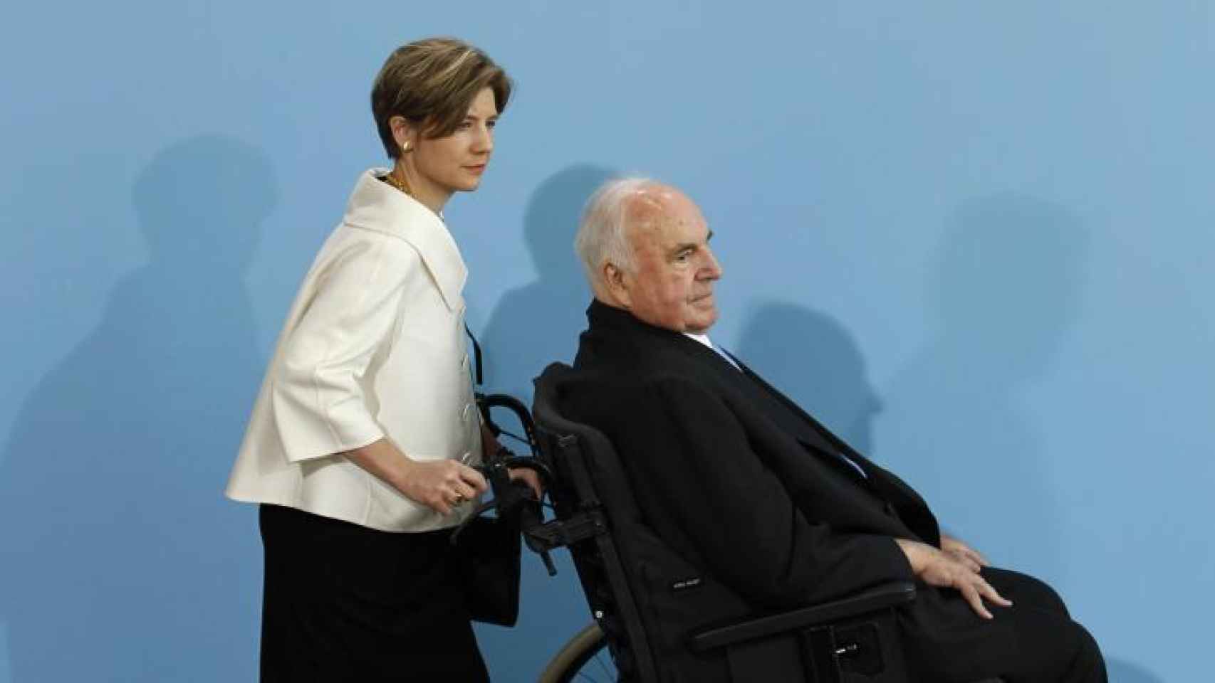 Maike Richter llevando en silla de ruedas a Helmut Kohl.