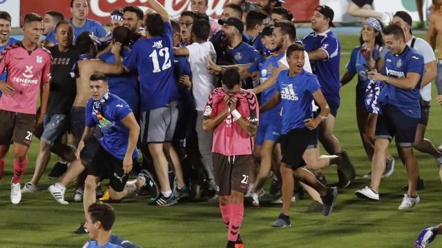 La afición del Getafe invade el campo y celebra el ascenso a Primera.