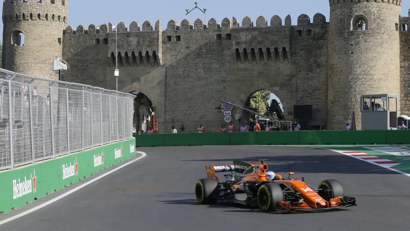 Fernando Alonso, durante el GP de Azerbaiyán de 2017.