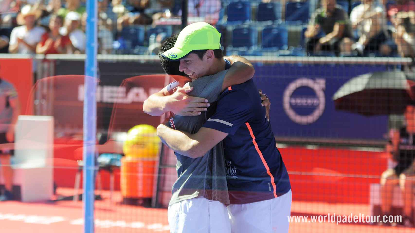 Fede Chingotto y Juan Tello se abrazan tras su histórica victoria.