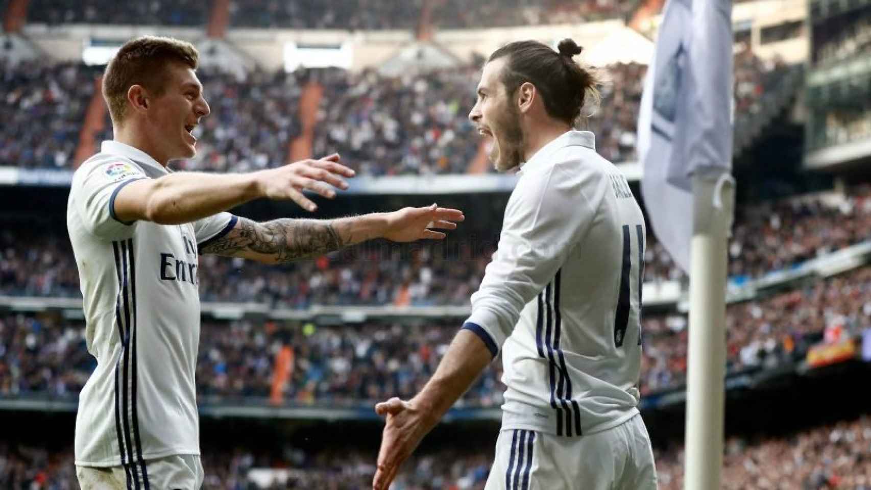 Bale celebra su gol con Kroos en el Bernabéu.
