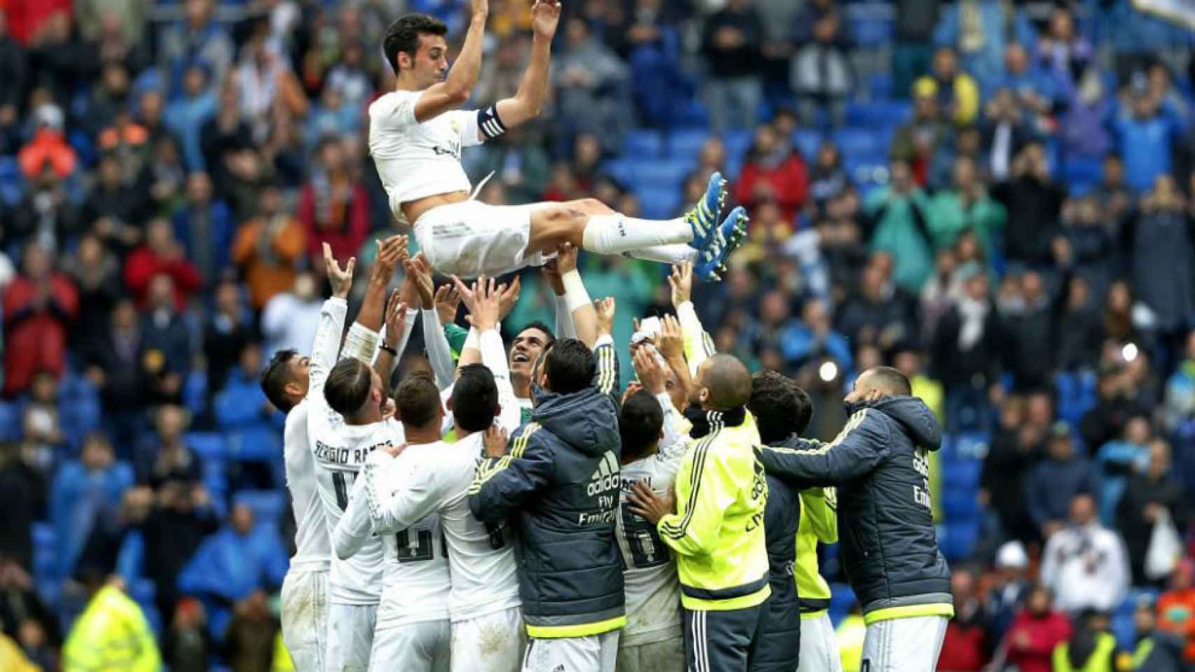 Arbeloa manteado por sus compañeros del Real Madrid.