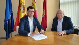 Javier Cuenca y Pedro Antonio Ruiz Santos durante una reunión.