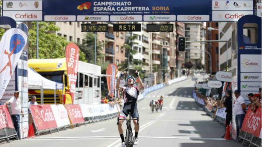 Isaac Cantón cruzando la línea de meta. Foto: RFEC