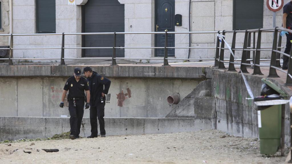 Agentes de Policía revisan el lugar de los hechos.