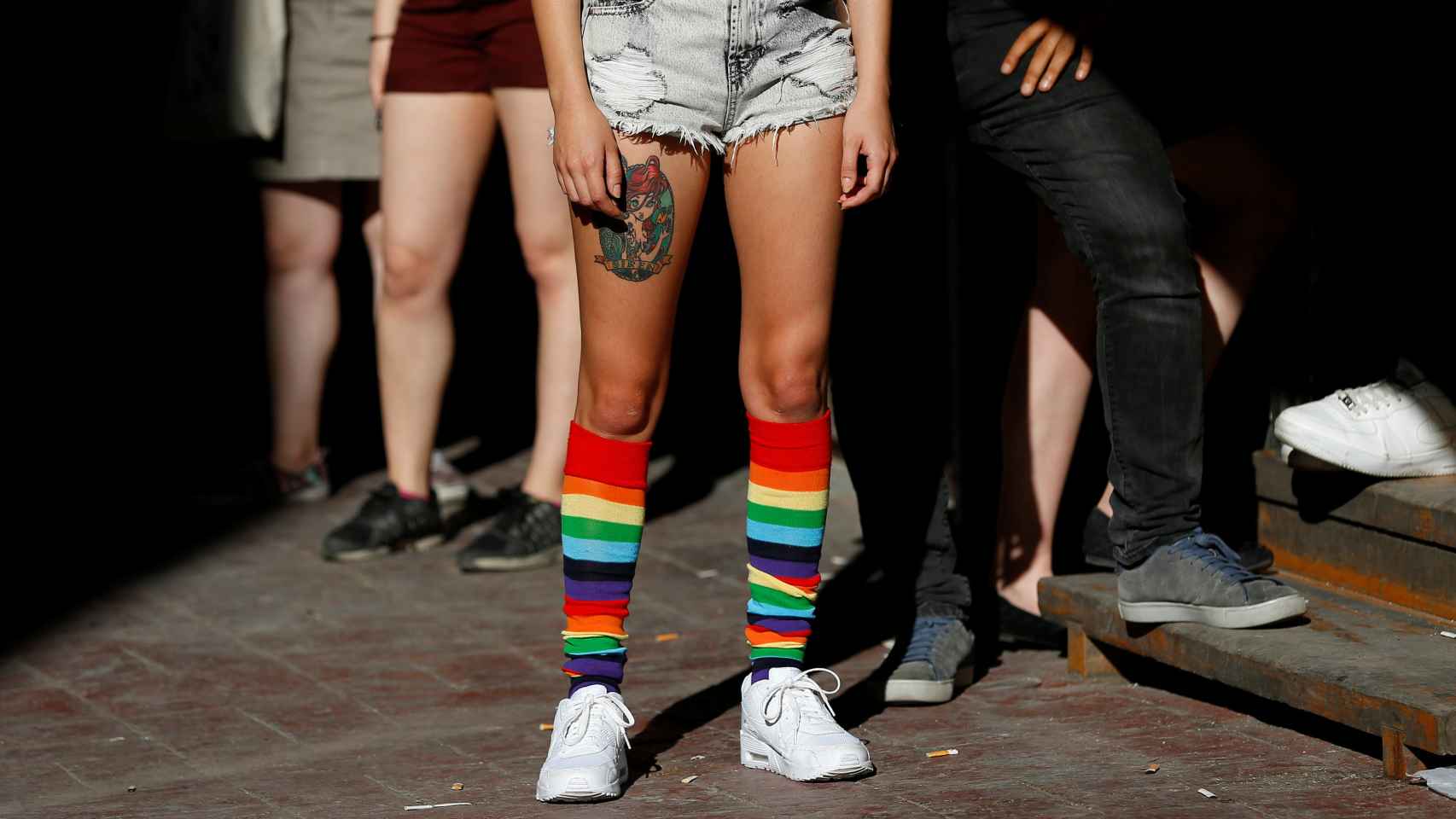 Una manifestante de la marcha luce unas medias con los colores de la bandera arcoiris.