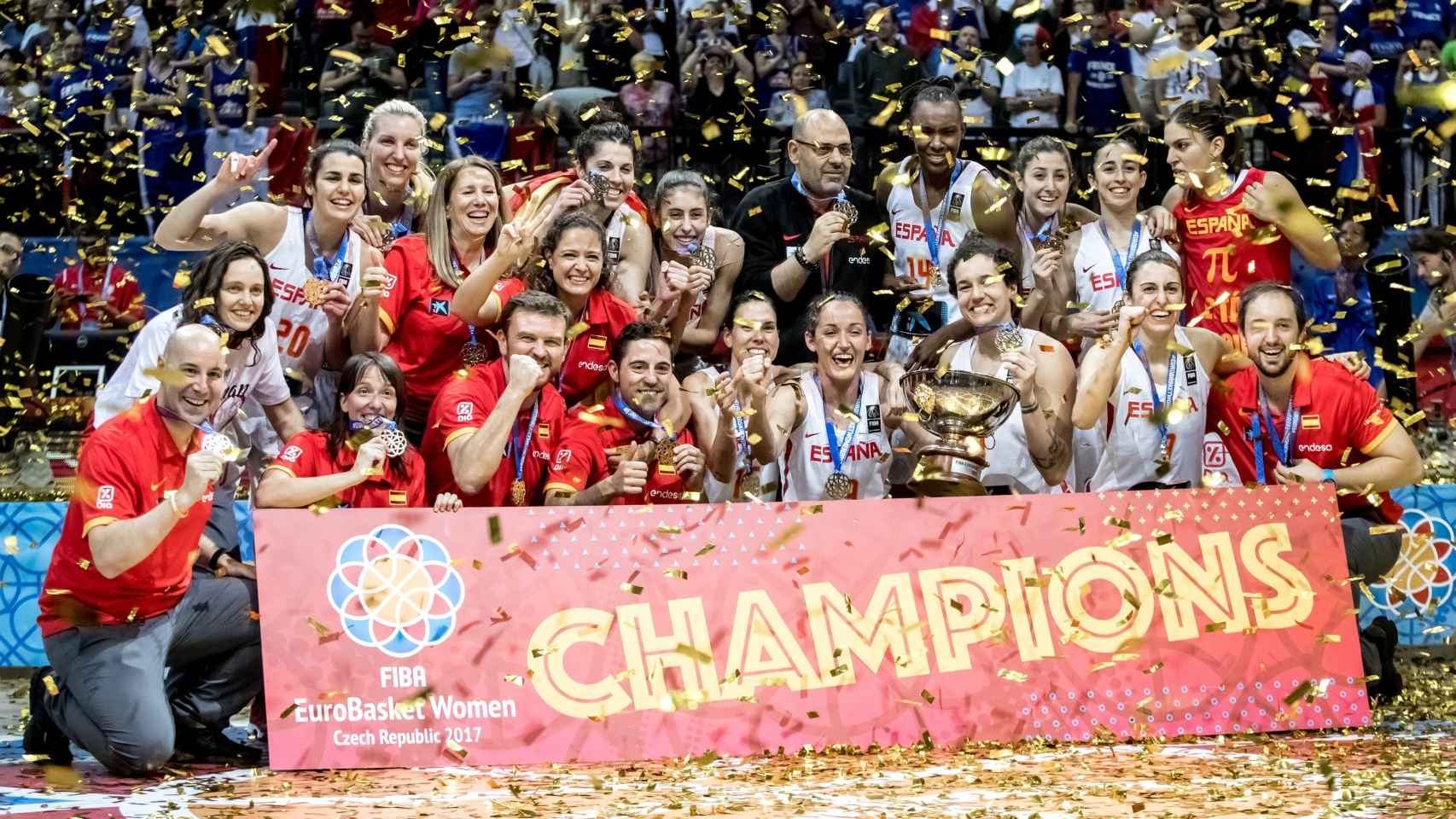 La selección española celebra la victoria en el Eurobasket.