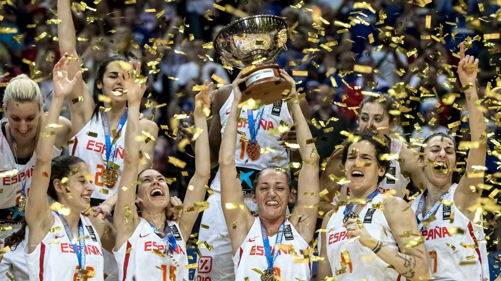 Las chicas levantando el tercer Eurobasket de su historia.