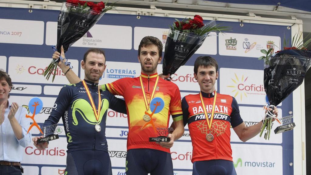 Jesús Herrada, en el centro, junto Alejandro Valverde (i) y Jon Izaguirre (d).