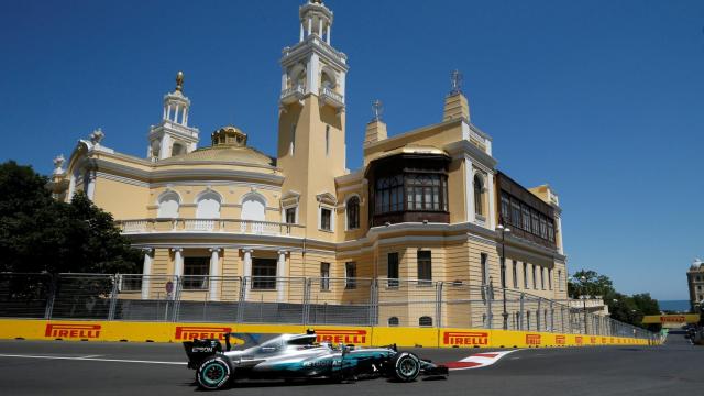 El Mercedes de Bottas, en el circuito urbano de Bakú.