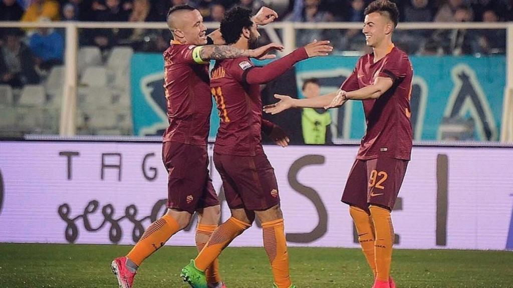 Nainggolan celebra un gol con Salah y El Shaarawy. Foto: Twitter (@OfficialEl92)